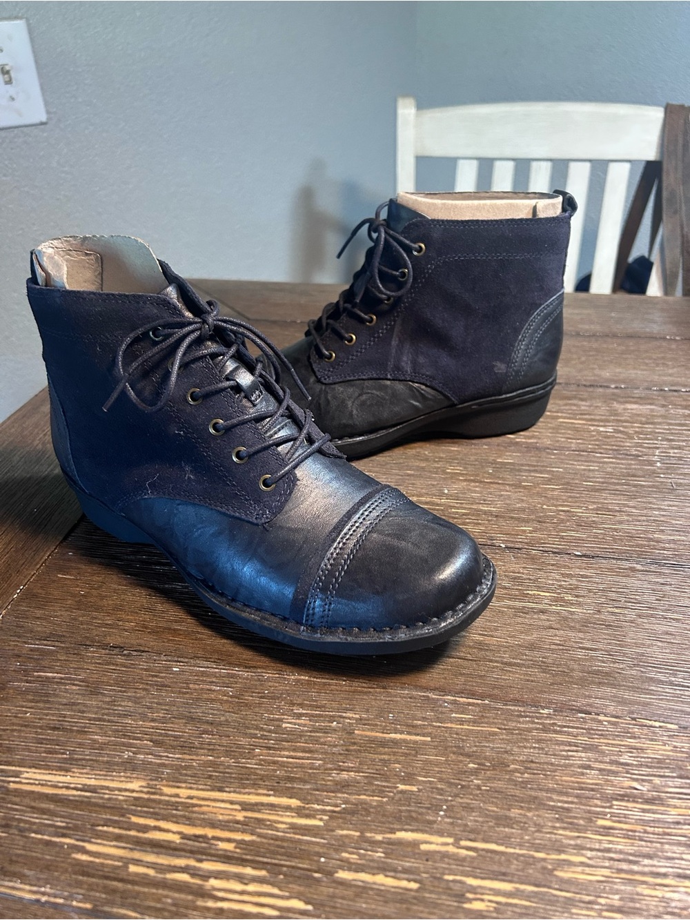 Clarks whistle watch leather and suede booties size 8.5